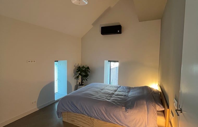 Smalle doorgang bij Vakantiehuisje in Lioessens, Friesland, met een charmante buitenruimte.