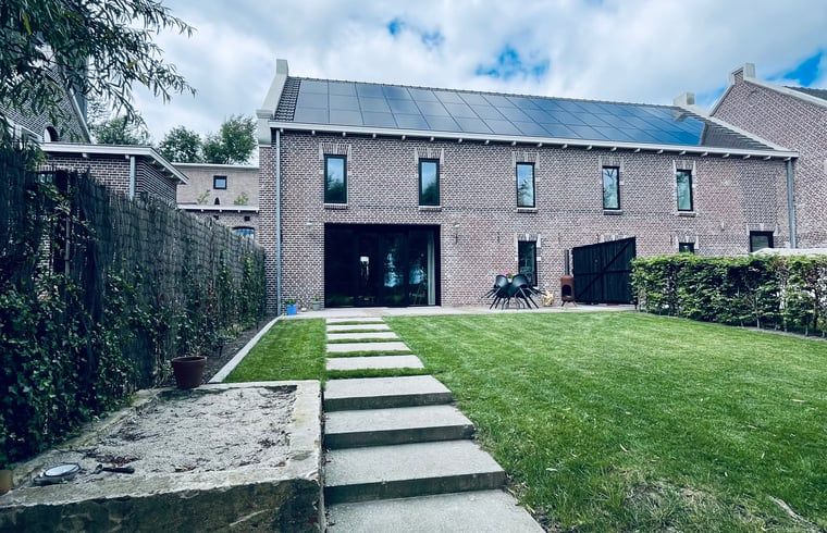 Groene tuin bij Vakantiehuisje in Lioessens, Friesland, met uitzicht op het platteland.