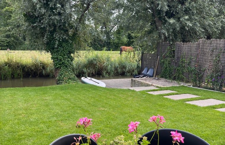 Oude houten palen aan de kust nabij Vakantiehuisje in Lioessens, Friesland, met een rustieke charme.