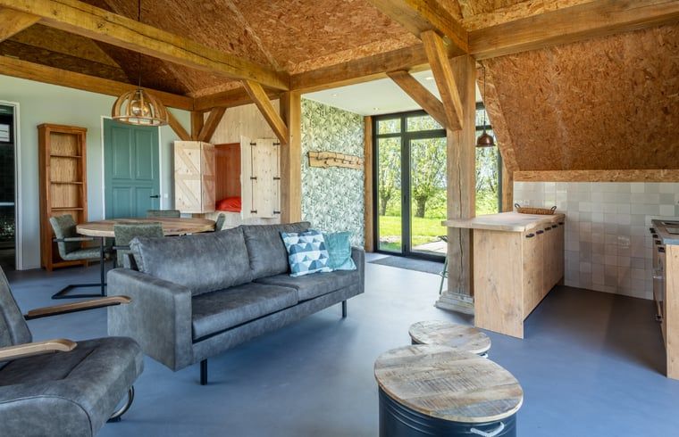 Ruime woonkamer in Vakantiehuis in Klooster Lidlum met toegang tot terras, Klooster-Lidlum, Friesland.