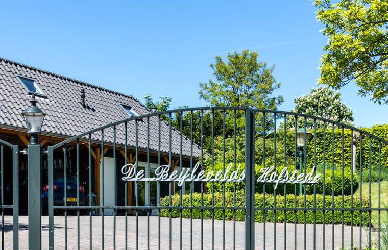 Toegangspoort tot Huisje in Aerdt, een charmant vakantiehuis in het Rivierengebied, Gelderland.