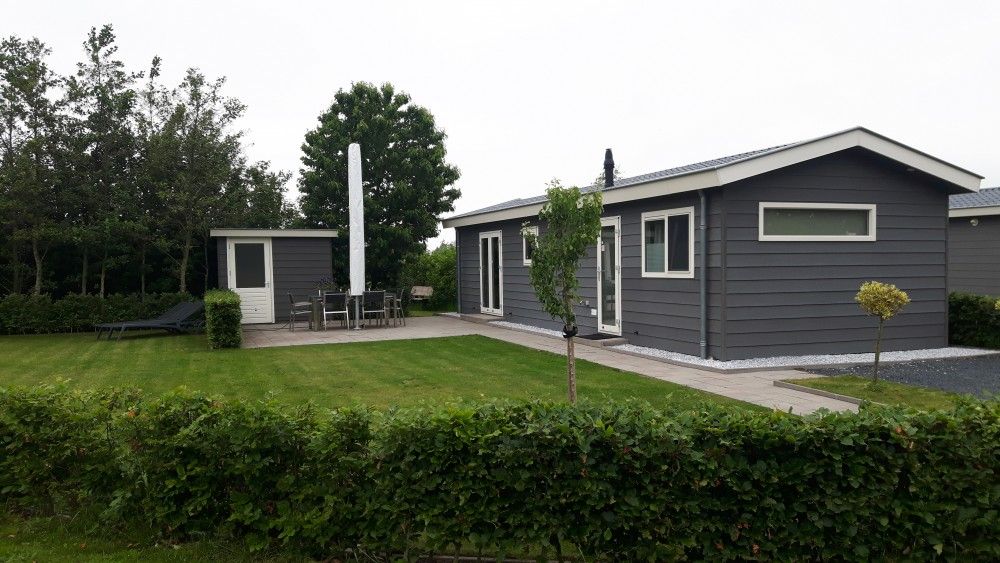 Ruime tuin en terras bij Van Luttikhuizen chaletverhuur Zwaantje 1, Teuge, Veluwe. Geniet van de rust en natuur.