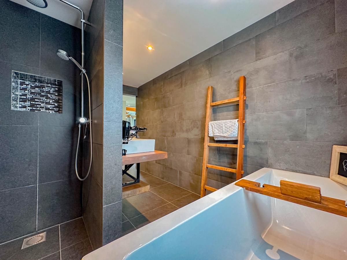 Walk-in shower and bath in Villa de Argento vacation home, Alphen, North Brabant.