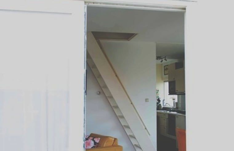 Toegangspoort en weg naar Huisje in Landsmeer, vakantiehuis in Amsterdam eo, Noord-Holland.