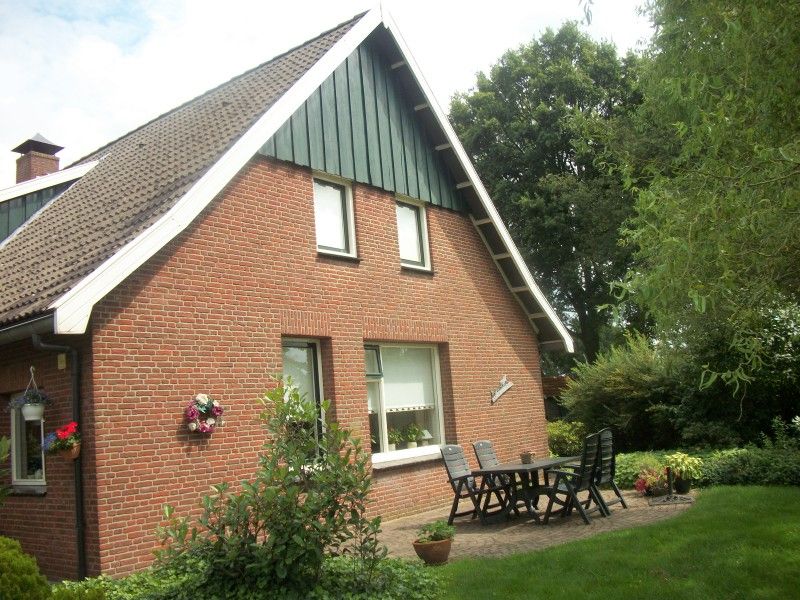 Gezellig terras bij Huize Ruhenberg vakantiehuis in Overdinkel, Twente, omgeven door groene natuur.
