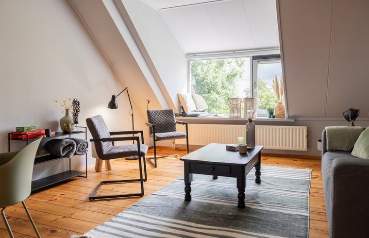 Moderne keuken in Vakantiehuis in Wetering, Noordwest Overijssel met stijlvolle inrichting en bloemen.
