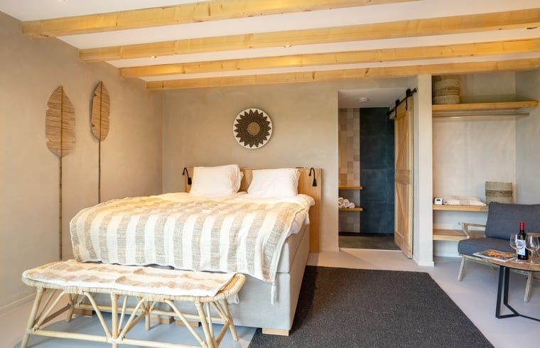 Comfortabele slaapkamer in Vakantiehuis in Staphorst, perfect voor een ontspannen verblijf in Overijssel.