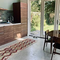 Moderne keuken in vakantiehuis Paal 234, De Koog, Texel, met uitzicht op de tuin.