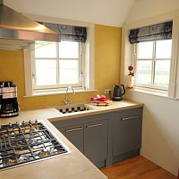 Moderne keuken in vakantiehuis Sonja, Den Hoorn met uitzicht op Texelse velden.
