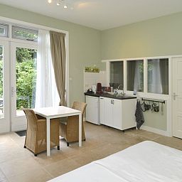 Lichtovergoten keuken en eetruimte in B&B Nederlof, De Cocksdorp, Texel. Perfecte plek voor een rustige vakantie op de Waddeneilanden.