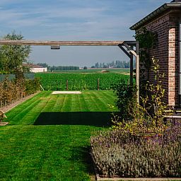 Vakantiehuis in Gistel met prachtig uitzicht op de omliggende velden, ideaal voor natuurliefhebbers in West-Vlaanderen, Belgie.