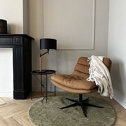 Gezellige leeshoek in Villa Frans Luxe Appartement, Oostende, met comfortabele stoel en sfeervolle lamp.