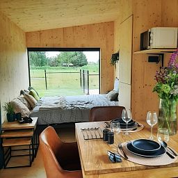 Gezellige binnenruimte van Black Pearl vakantiehuis in Moerzeke, Oost-Vlaanderen, met eet- en slaapgedeelte.