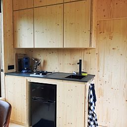 Moderne keuken in Black Pearl vakantiehuis, Moerzeke, Oost-Vlaanderen, met houten afwerking.