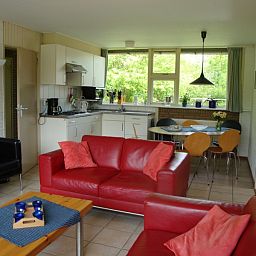 Gezellige woonkamer in de Olm vakantiehuis, Midsland Noord, Terschelling, met moderne keuken.