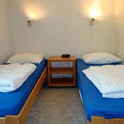 Slaapkamer met twee eenpersoonsbedden in de Olm bungalow, Midsland Noord, Terschelling.