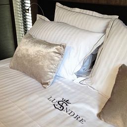 Gezellige slaapkamer in Lusandre, vakantiehuis in Olen, Antwerpen met zachte kussens en verfijnd design.