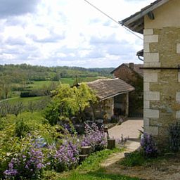Rustiek vakantiehuis ABRI in Villars, Aquitaine, met uitzicht op idyllische heuvels.