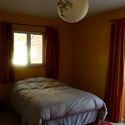 Rustgevende slaapkamer in Vakantiehuis in Carlenas- et Levas, Zuid-Frankrijk, met zachte kleuren en een comfortabel bed.