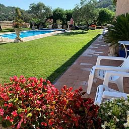 Verken de serene tuin en het zwembad van vakantiehuis Chez Brunette in Cabasse, Provence, ideaal voor een rustgevende vakantie.