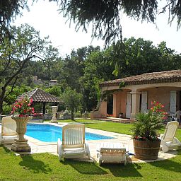 Vakantiehuis Chez Brunette in Cabasse, Provence, met sfeervol terras en zwembad, omringd door natuurpracht.