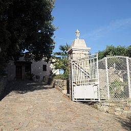 Rustiek vakantiehuis Chez Brunette in Cabasse, Cote d'Azur, met uitnodigende stenen oprijlaan.