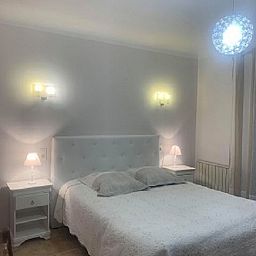 Knusse slaapkamer in Chez Brunette, vakantieverblijf Cabasse, Provence, met elegant bed en warme verlichting.