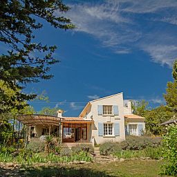Geniet van de rust bij Villa Cantirane, een vakantiehuis in Saint-Pierre-de-Vassols, Provence, met een uitnodigend terras en groene omgeving.