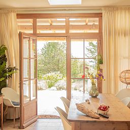 Villa Cantirane in Saint-Pierre-de-Vassols biedt een sfeervolle eetruimte met toegang tot een zonnig terras in de Provence.