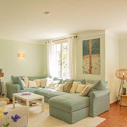 Villa Cantirane, een vakantiehuis in Saint-Pierre-de-Vassols, Provence, biedt een uitnodigende woonkamer met zachte banken en warme sfeer.