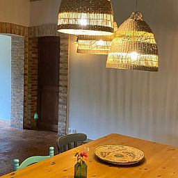 Vakantiehuis in Morcenx, Aquitaine: knusse eetruimte met houten interieur en warme verlichting.