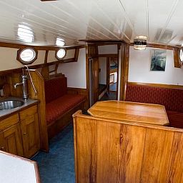 Gezellige binnenruimte van de Brakzand boot in Gaastmeer, ideaal voor ontspanning op de Friese meren.