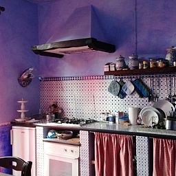 Traditionele keuken in Vakantiehuisje in Santa Fiora, Toscane, Italie met levendige kleuren en landelijke uitstraling.