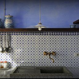 Gezellige keuken in Vakantiehuisje in Santa Fiora, Toscane, met vintage tegels en een warme sfeer voor een unieke vakantiebeleving.