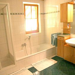 Moderne badkamer in Fintinn vakantiehuis, Huttschlag, Salzburg met elegant sanitair en natuurlijk licht.