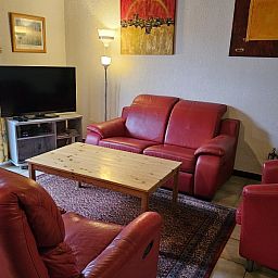 Ruime eetkamer in vakantiehuis Duinendaele 263, De Panne, met houten tafel en veel natuurlijk licht.