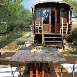 Verblijf in Can Lluis - El Rodamon, Cistella, Costa Brava. Ervaar de natuur vanuit deze unieke glamping lodge met terras.