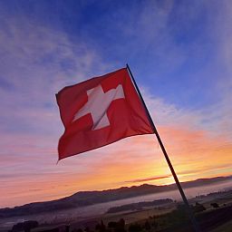 Ervaar de serene ochtendhemel bij Hauschen, een sfeervol verblijf in het hart van Centraal Zwitserland.