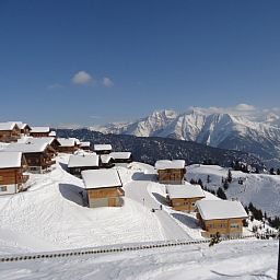 Winterse charme van Chalet Ripzone in Belalp, Wallis, Zwitserland met schitterend bergzicht.