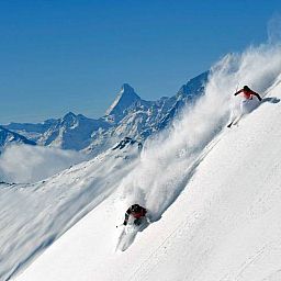 Beleef de wintersport vanuit Chalet Ripzone in Belalp, Valais, te midden van de majestueuze Alpen.