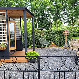 Gezellig terras bij Vakantiehuis in Hoogeveen, ideaal voor ontspanning in Drenthe.