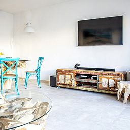 Casa A&K, vakantiehuis in Santa Eularia, Ibiza, biedt een sfeervolle woonkamer met karakteristieke inrichting en moderne voorzieningen.