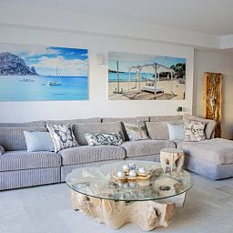Interieur van Casa A&K, vakantiehuis in Santa Eularia, Ibiza, met ruime zitbank en sfeervolle decoraties.