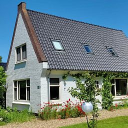 Charmant Vakantiehuisje in Ruigahuizen met bloeiende tuin in de Friese bossen, Friesland.