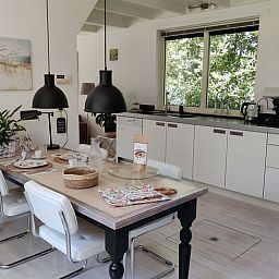 Moderne keuken in Vakantiehuisje in Ruigahuizen met uitzicht op de Friese bossen, Friesland.