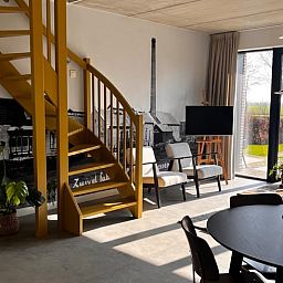 Moderne binnenruimte van Vakantiehuisje in Lioessens met stijlvolle trap, op het Friese platteland, Friesland.