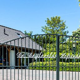 Toegangspoort tot Huisje in Aerdt, een charmant vakantiehuis in het Rivierengebied, Gelderland.