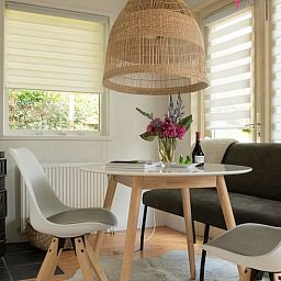 Eethoek met houtkachel in Huisje in Aerdt, een vakantiehuis in het prachtige Rivierengebied van Gelderland.