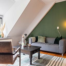 Lichte zithoek in Vakantiehuis in Wetering, Overijssel met uitzicht op de groene omgeving.