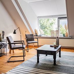 Moderne keuken in Vakantiehuis in Wetering, Noordwest Overijssel met stijlvolle inrichting en bloemen.